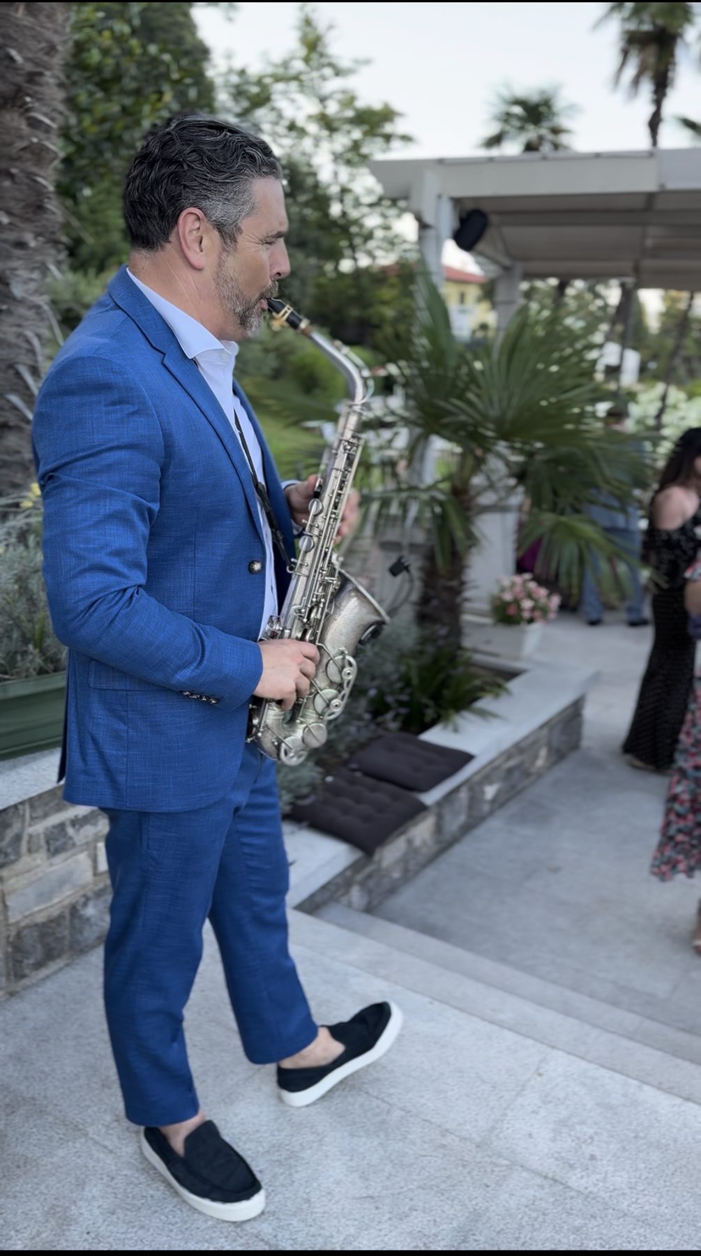 Saksofonist Vanja Ileković svira live sax na vjenčanju u Kvarneru – plavo odijelo, mediteranska terasa s palmama