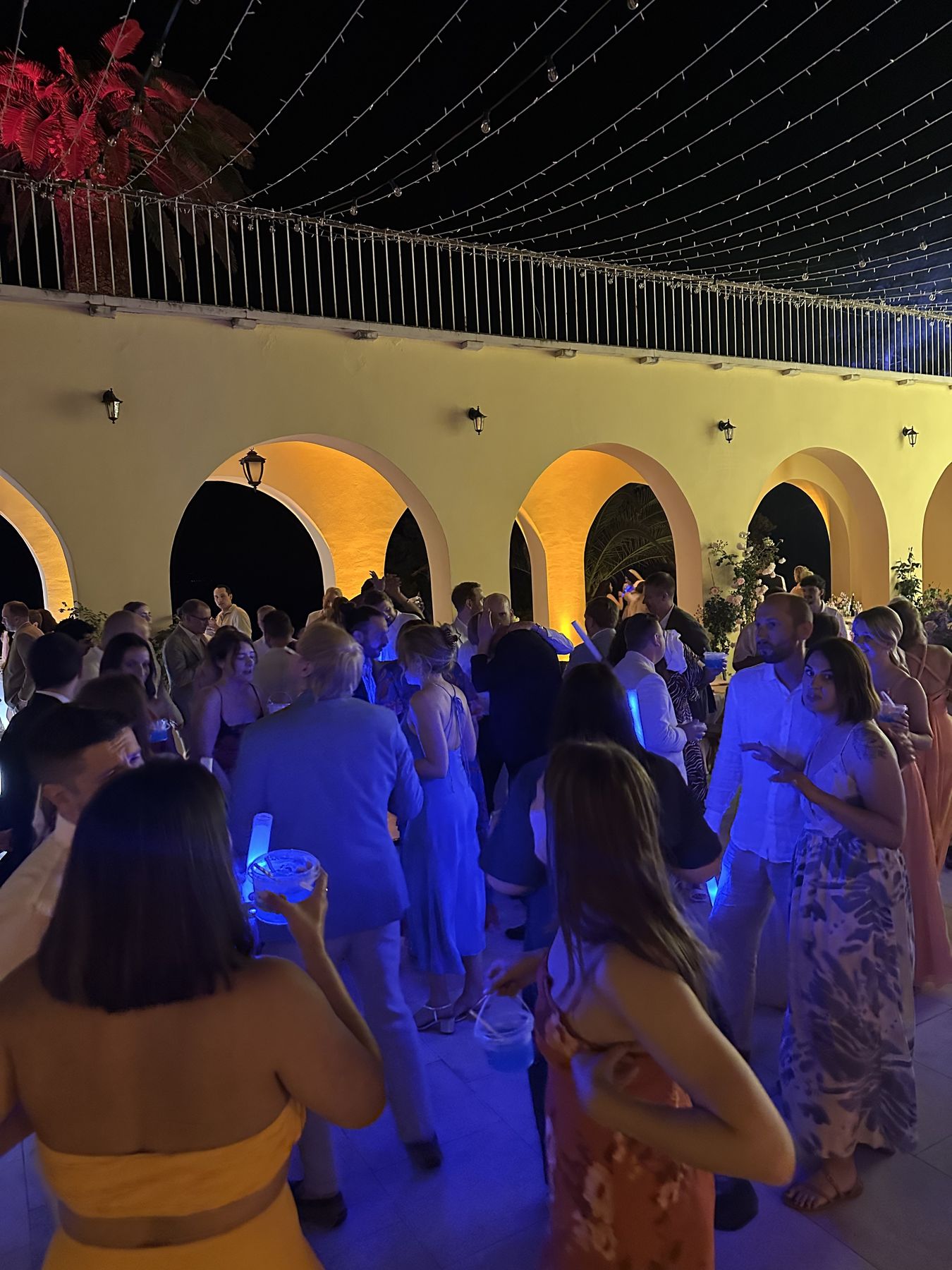 Party set na vjenčanju u Vili Dalmacija u Splitu – sparkle lights iznad mediteranskih arkada, plesni podij pun gostiju