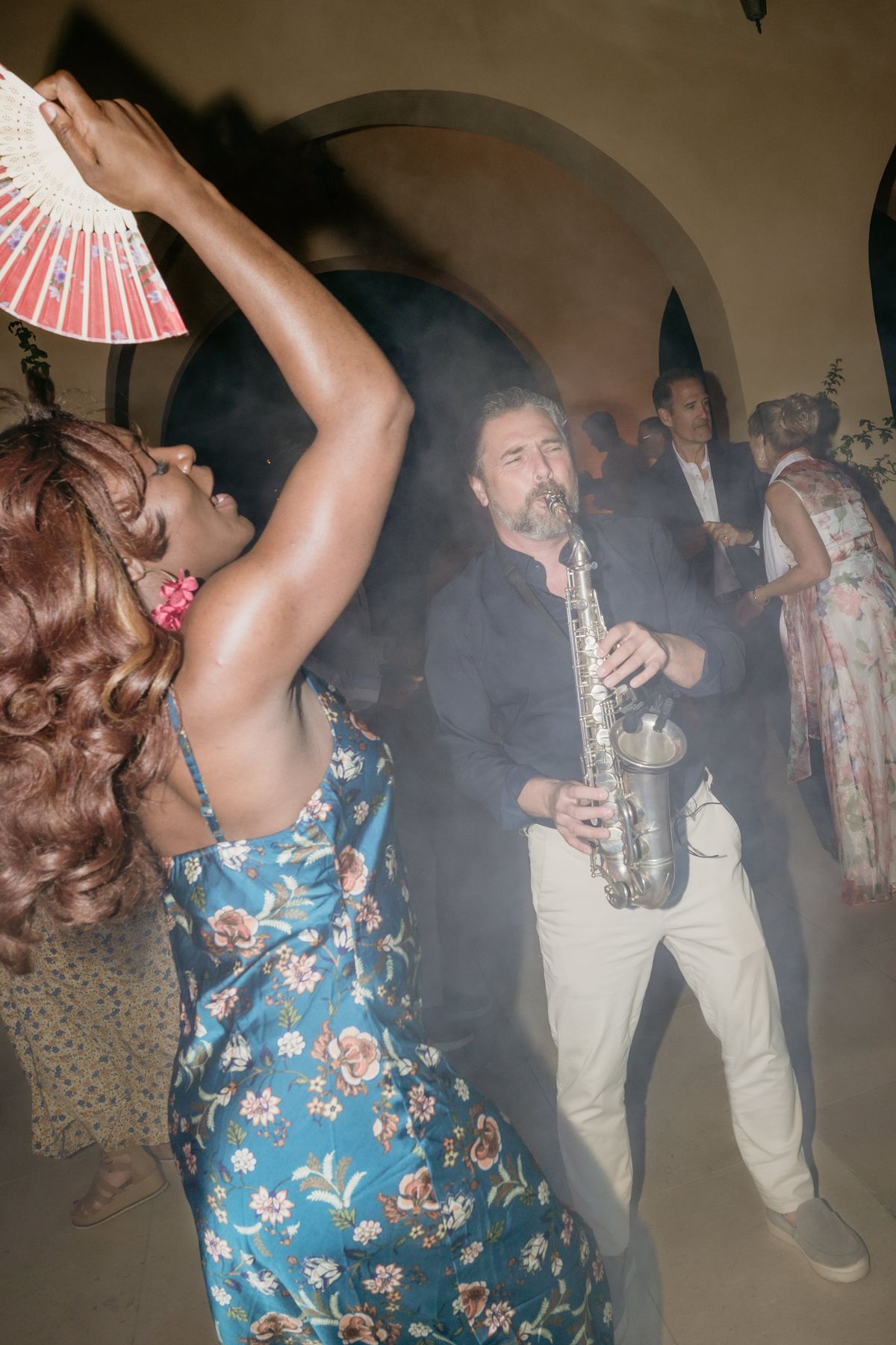 Saksofonist Vanja Ileković svira na vjenčanju u Vili Dalmacija u Splitu – live sax trenutak s plesačicom